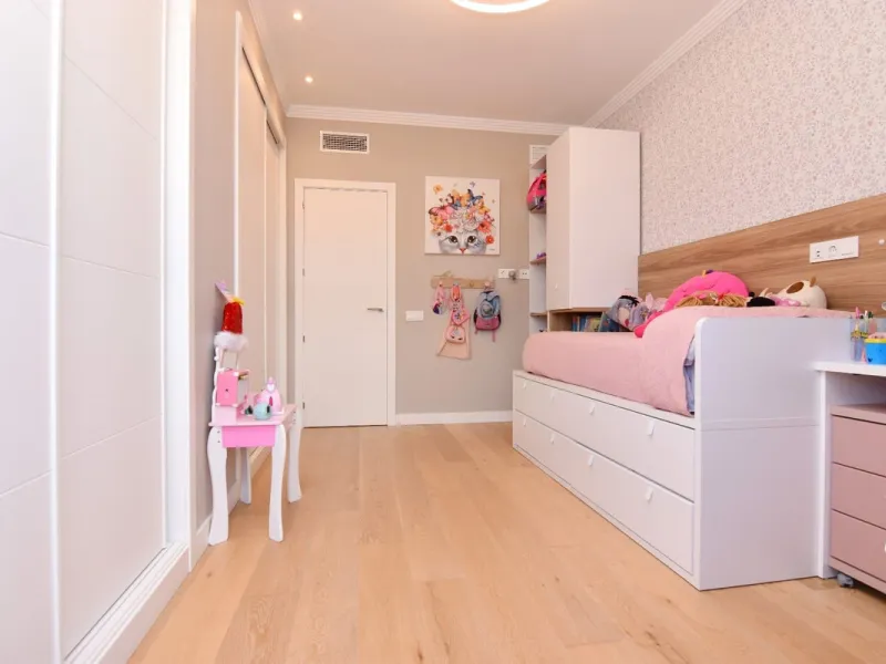 Exclusive penthouse for sale with wrap-around terrace and all-day sunshine in Teatinos (Málaga)