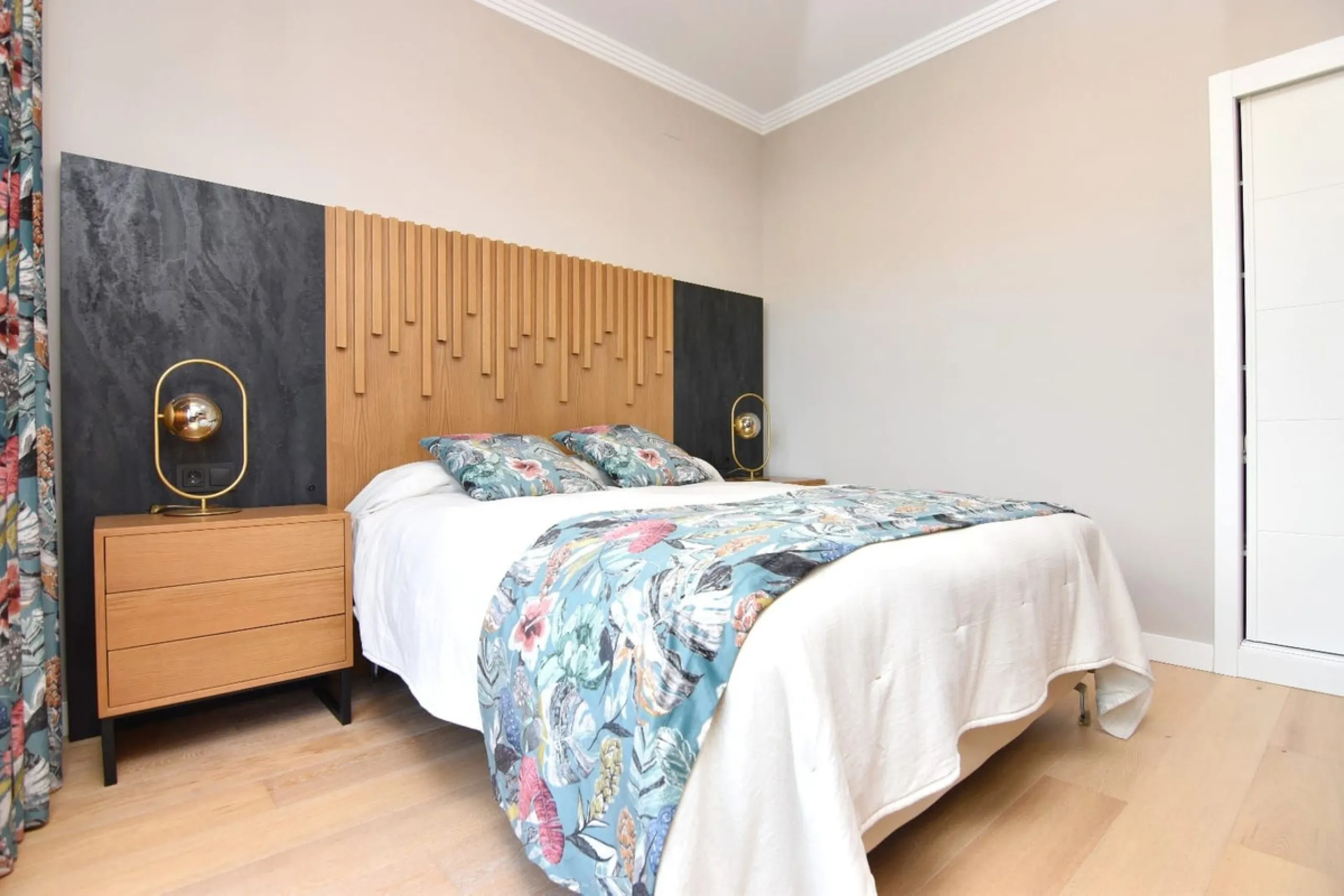 Exclusive penthouse for sale with wrap-around terrace and all-day sunshine in Teatinos (Málaga)