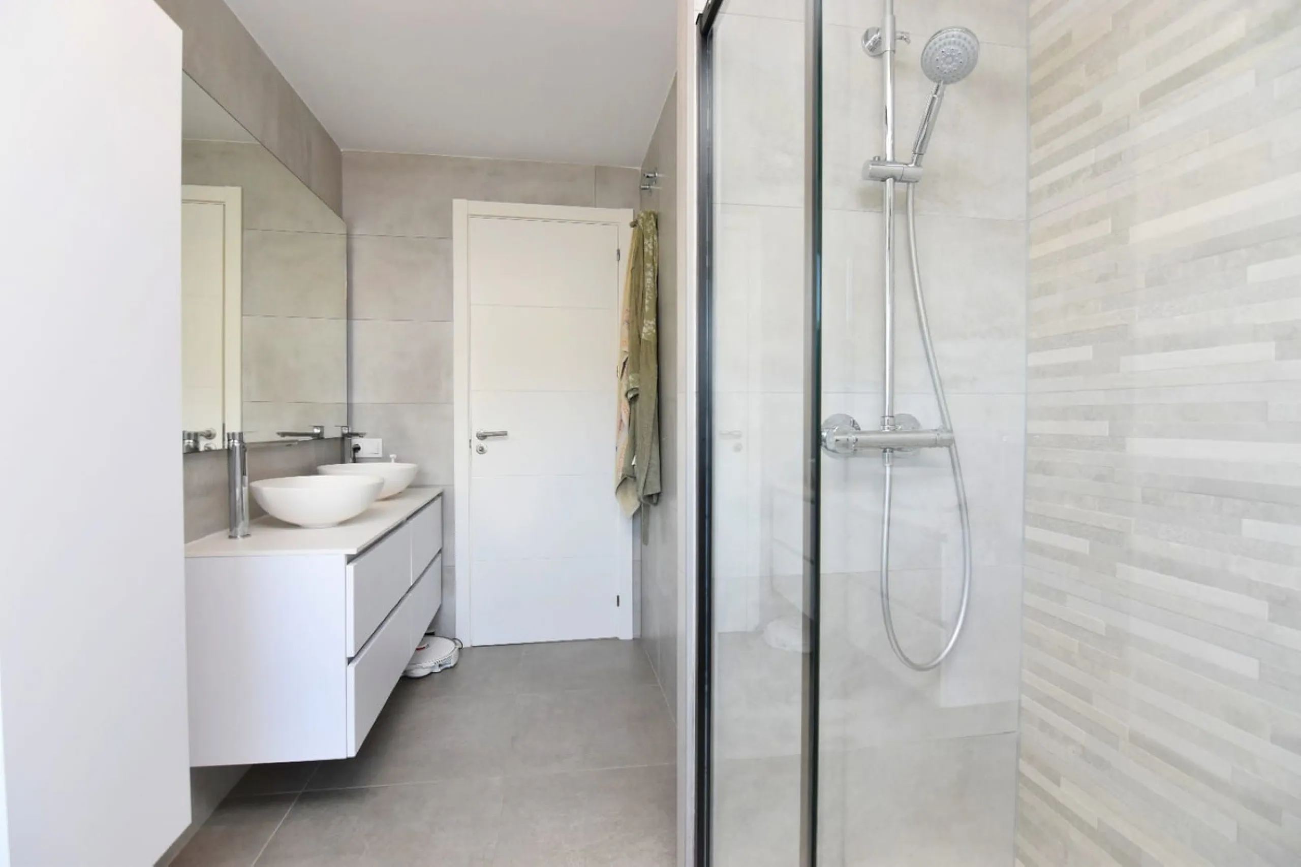 Exclusive penthouse for sale with wrap-around terrace and all-day sunshine in Teatinos (Málaga)