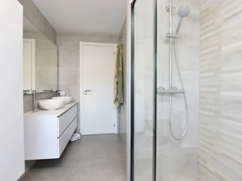 Exclusive penthouse for sale with wrap-around terrace and all-day sunshine in Teatinos (Málaga)