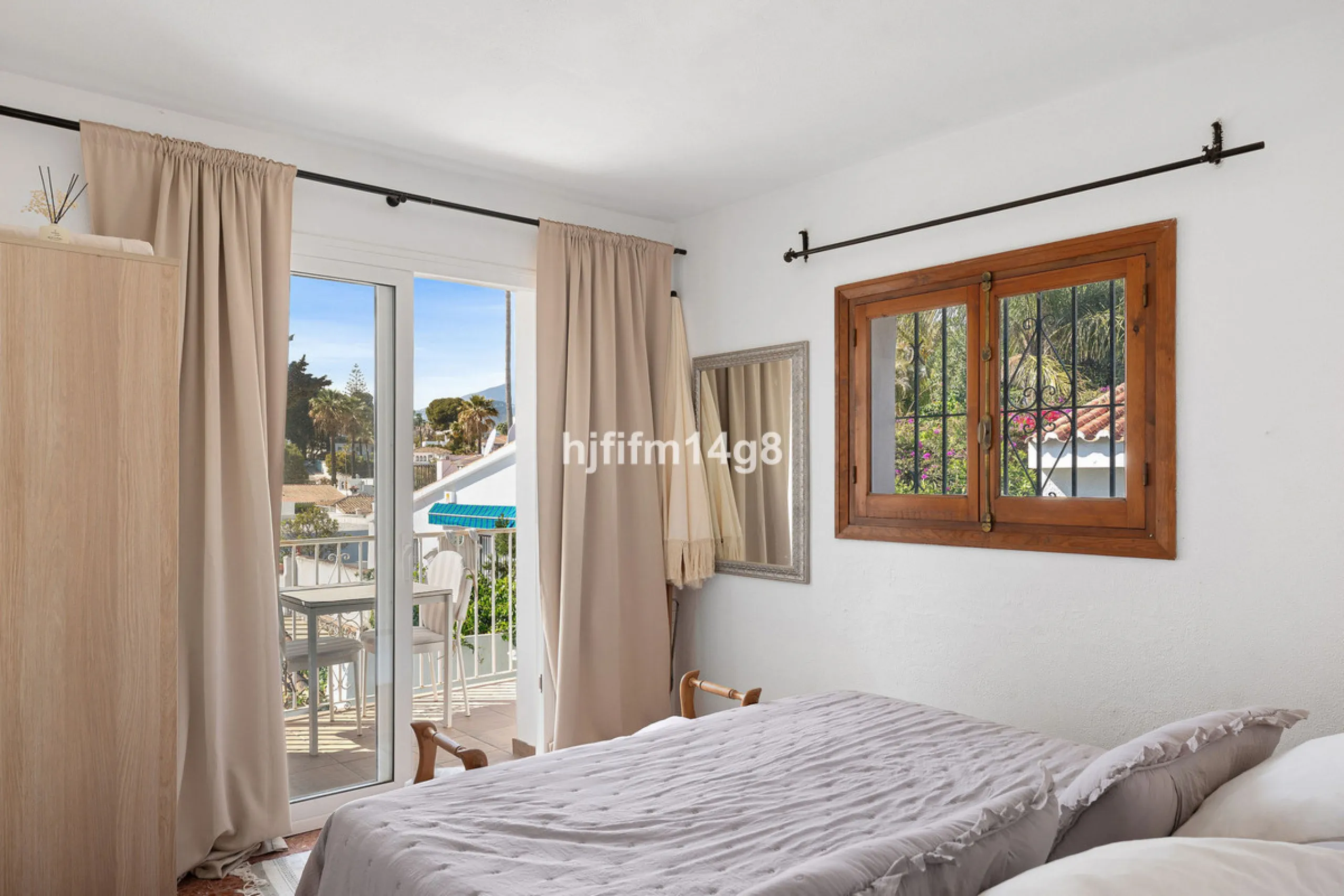 Located in the highly sought-after area of La Campana, this charming 4-bedroom villa offers an exceptional opportunity to enjoy comfortable living in one of the most convenient and well-connected parts of Nueva Andalucía, just minutes from the vibrant lif