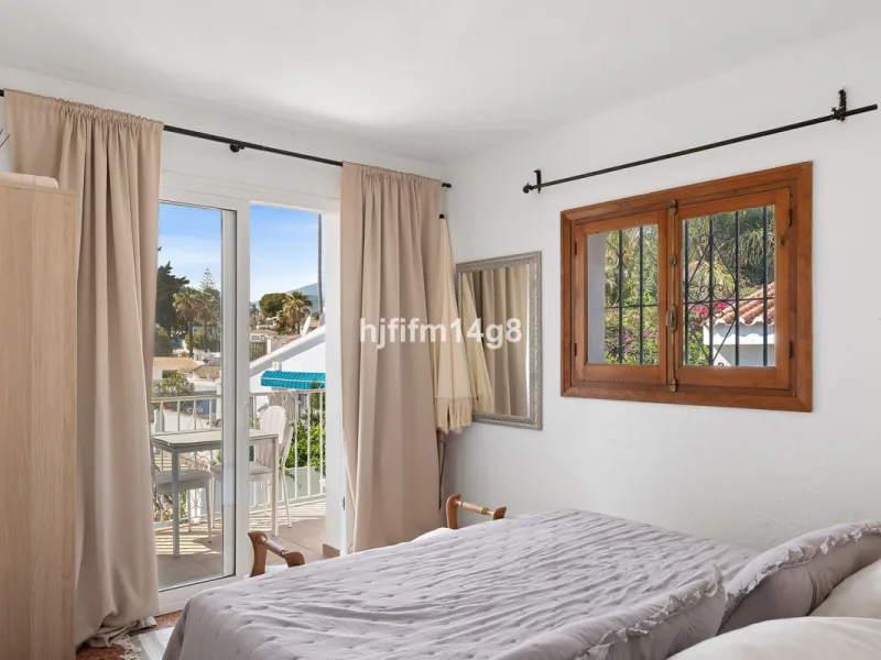 Located in the highly sought-after area of La Campana, this charming 4-bedroom villa offers an exceptional opportunity to enjoy comfortable living in one of the most convenient and well-connected parts of Nueva Andalucía, just minutes from the vibrant lif