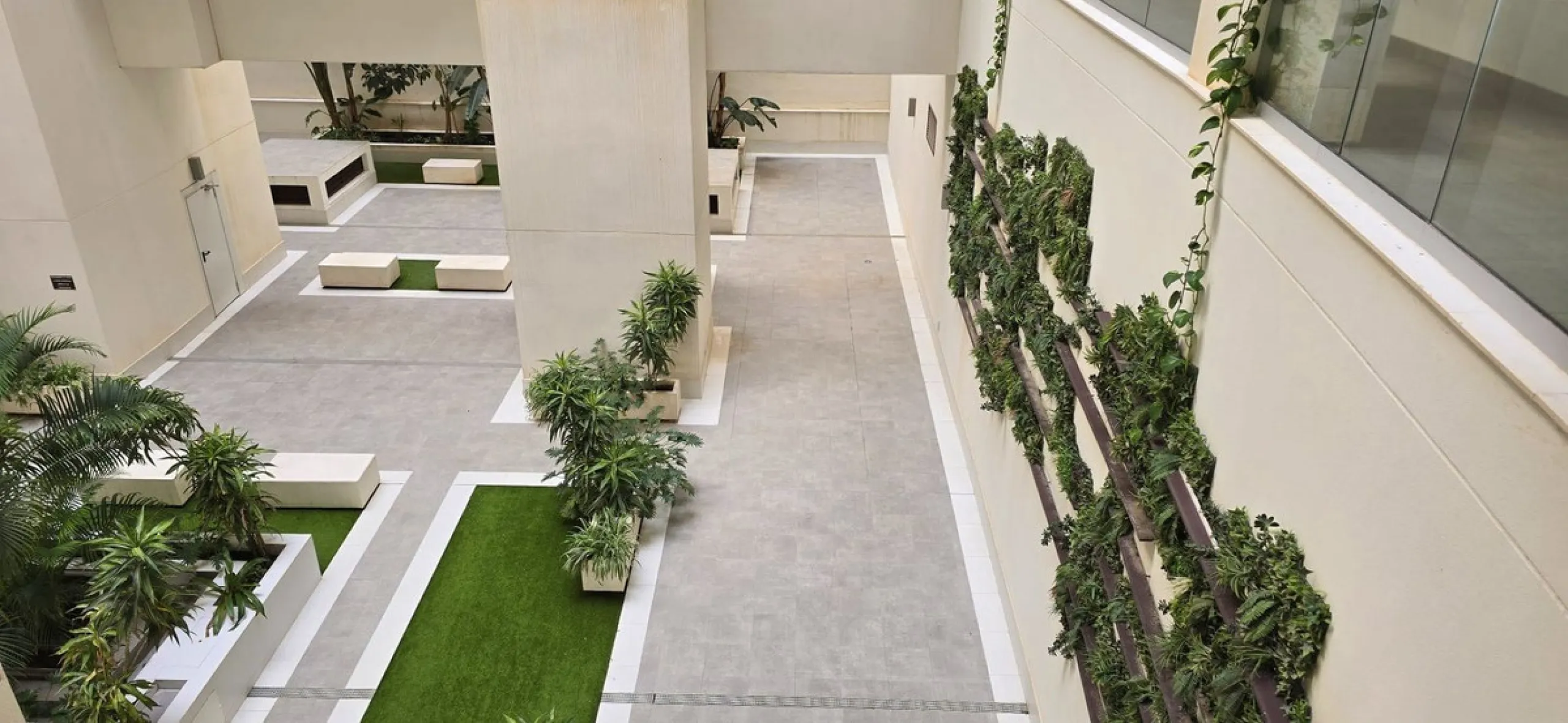 Exclusive penthouse for sale with wrap-around terrace and all-day sunshine in Teatinos (Málaga)