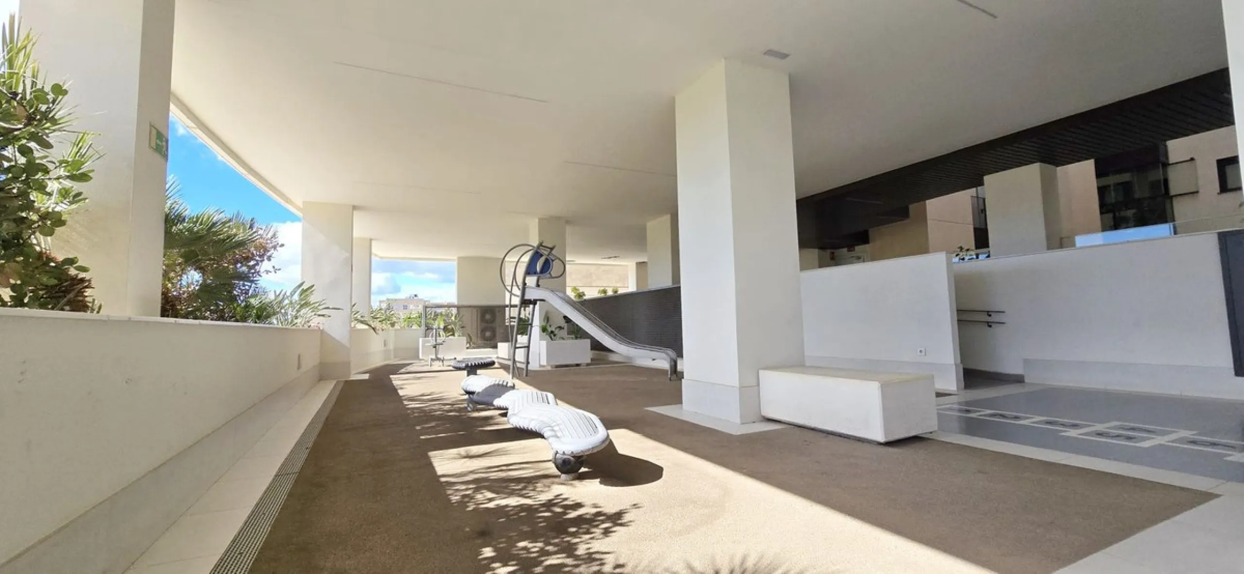 Exclusive penthouse for sale with wrap-around terrace and all-day sunshine in Teatinos (Málaga)
