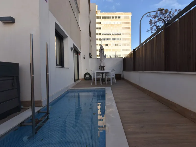 Spacious and bright property for sale in the centre of Torremolinos, located in a quiet, central and highly sought-after area, with all amenities close at hand: beach, shops, public transport, restaurants and urban life.