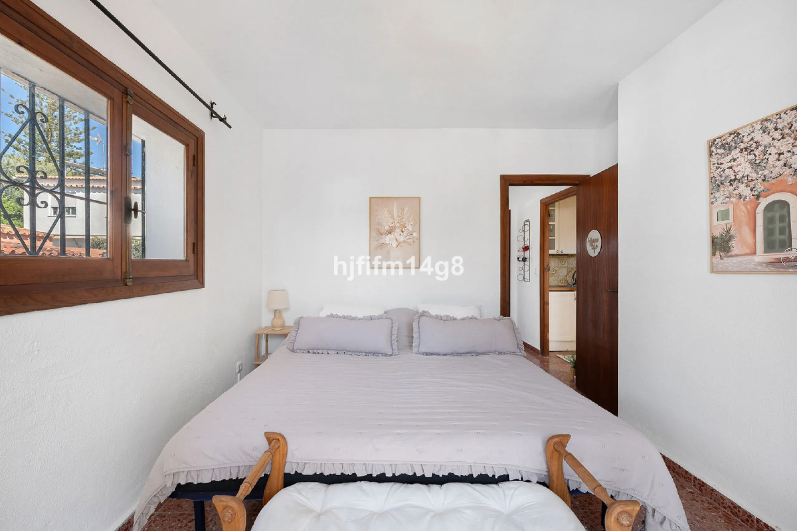 Located in the highly sought-after area of La Campana, this charming 4-bedroom villa offers an exceptional opportunity to enjoy comfortable living in one of the most convenient and well-connected parts of Nueva Andalucía, just minutes from the vibrant lif