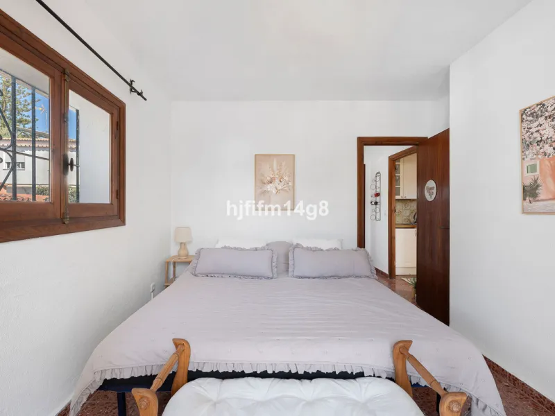 Located in the highly sought-after area of La Campana, this charming 4-bedroom villa offers an exceptional opportunity to enjoy comfortable living in one of the most convenient and well-connected parts of Nueva Andalucía, just minutes from the vibrant lif