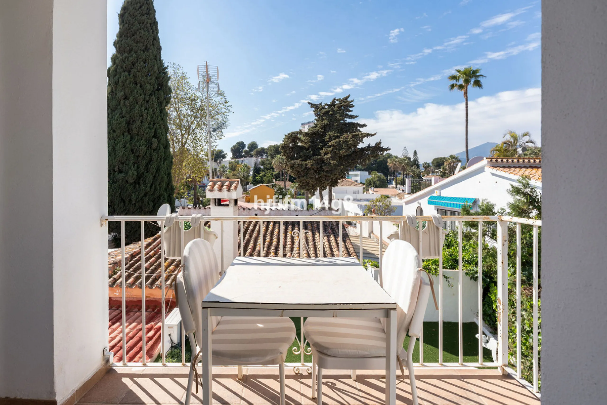 Located in the highly sought-after area of La Campana, this charming 4-bedroom villa offers an exceptional opportunity to enjoy comfortable living in one of the most convenient and well-connected parts of Nueva Andalucía, just minutes from the vibrant lif