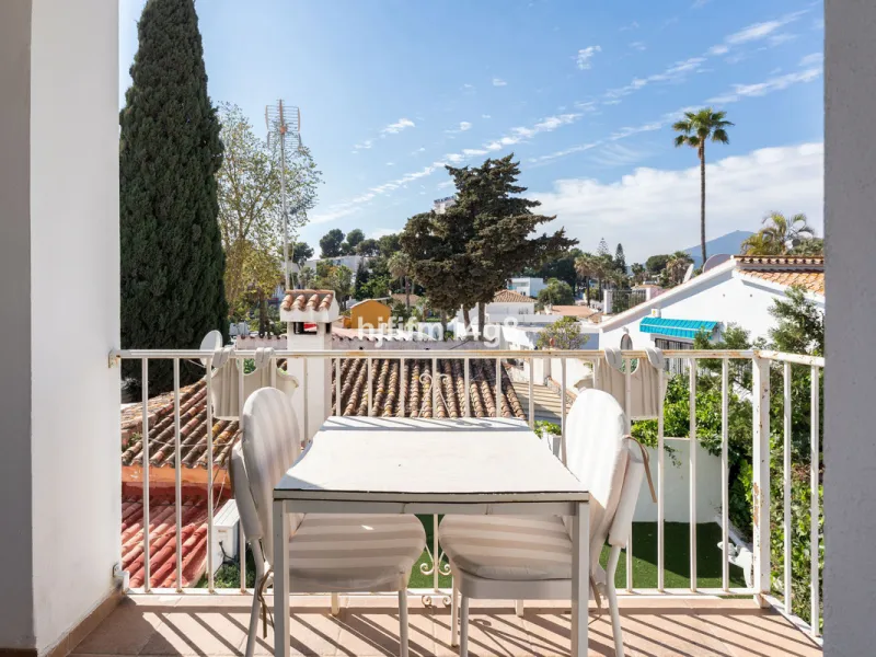 Located in the highly sought-after area of La Campana, this charming 4-bedroom villa offers an exceptional opportunity to enjoy comfortable living in one of the most convenient and well-connected parts of Nueva Andalucía, just minutes from the vibrant lif
