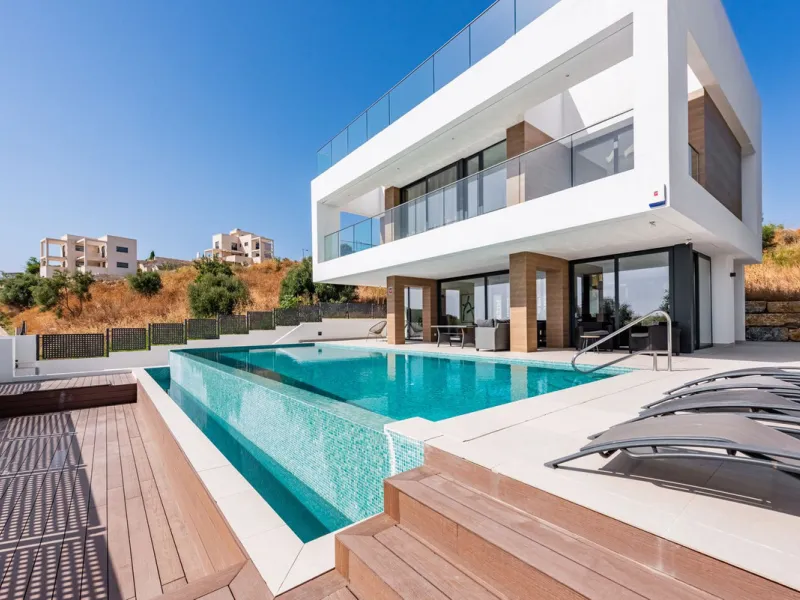 Modern Luxury Villa with Panoramic Golf and Sea Views in Estepona!