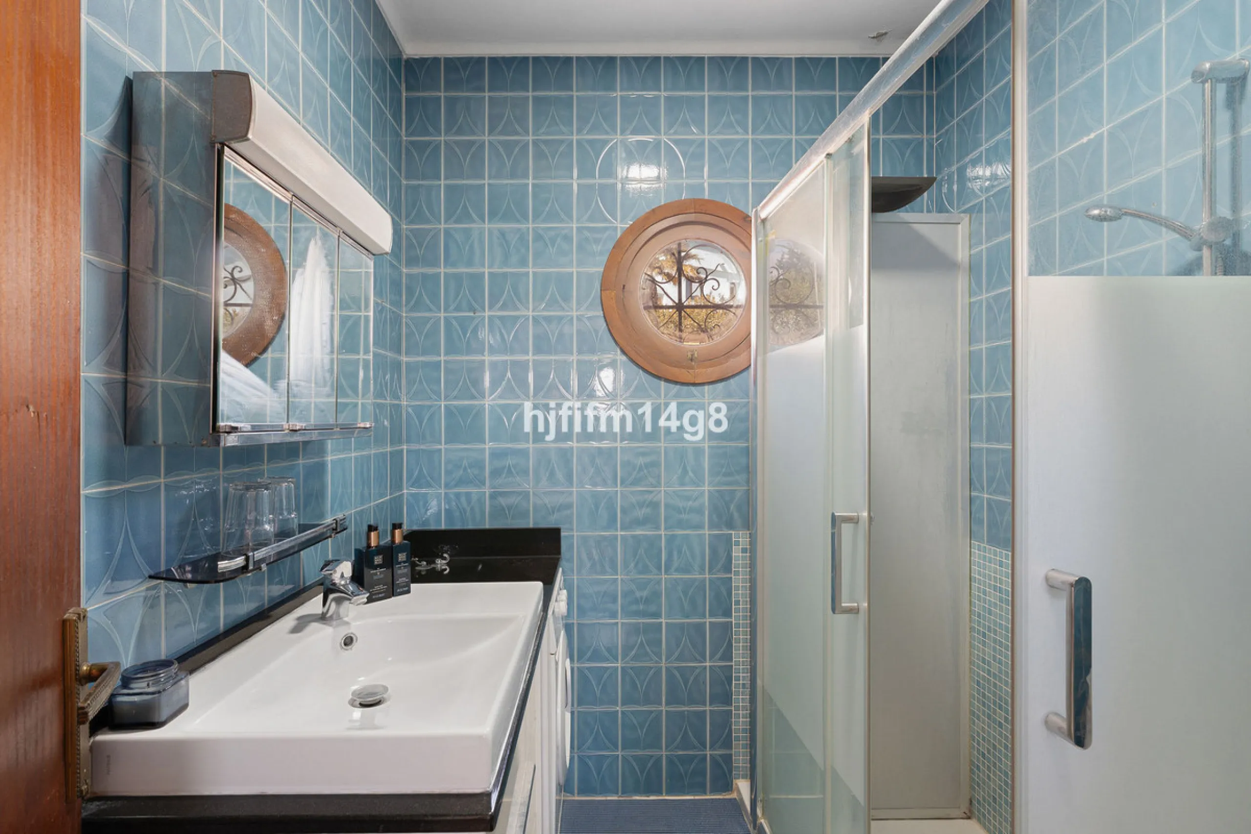 Located in the highly sought-after area of La Campana, this charming 4-bedroom villa offers an exceptional opportunity to enjoy comfortable living in one of the most convenient and well-connected parts of Nueva Andalucía, just minutes from the vibrant lif