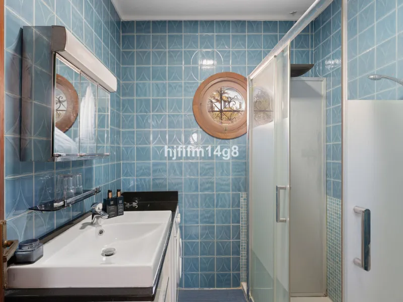 Located in the highly sought-after area of La Campana, this charming 4-bedroom villa offers an exceptional opportunity to enjoy comfortable living in one of the most convenient and well-connected parts of Nueva Andalucía, just minutes from the vibrant lif