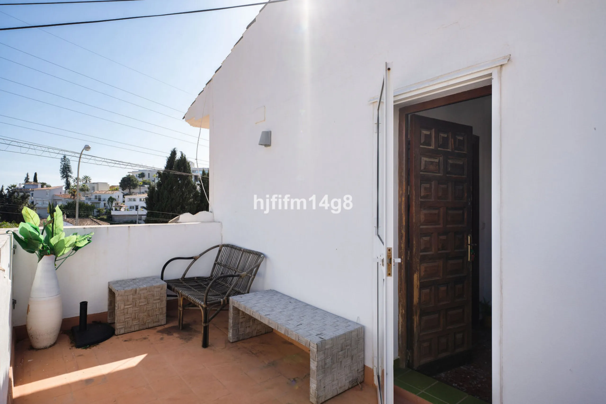 Located in the highly sought-after area of La Campana, this charming 4-bedroom villa offers an exceptional opportunity to enjoy comfortable living in one of the most convenient and well-connected parts of Nueva Andalucía, just minutes from the vibrant lif