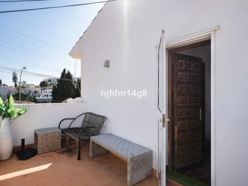 Located in the highly sought-after area of La Campana, this charming 4-bedroom villa offers an exceptional opportunity to enjoy comfortable living in one of the most convenient and well-connected parts of Nueva Andalucía, just minutes from the vibrant lif