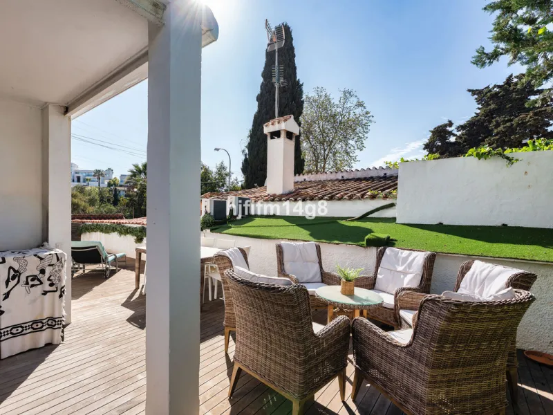 Located in the highly sought-after area of La Campana, this charming 4-bedroom villa offers an exceptional opportunity to enjoy comfortable living in one of the most convenient and well-connected parts of Nueva Andalucía, just minutes from the vibrant lif
