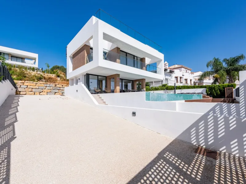 Modern Luxury Villa with Panoramic Golf and Sea Views in Estepona!