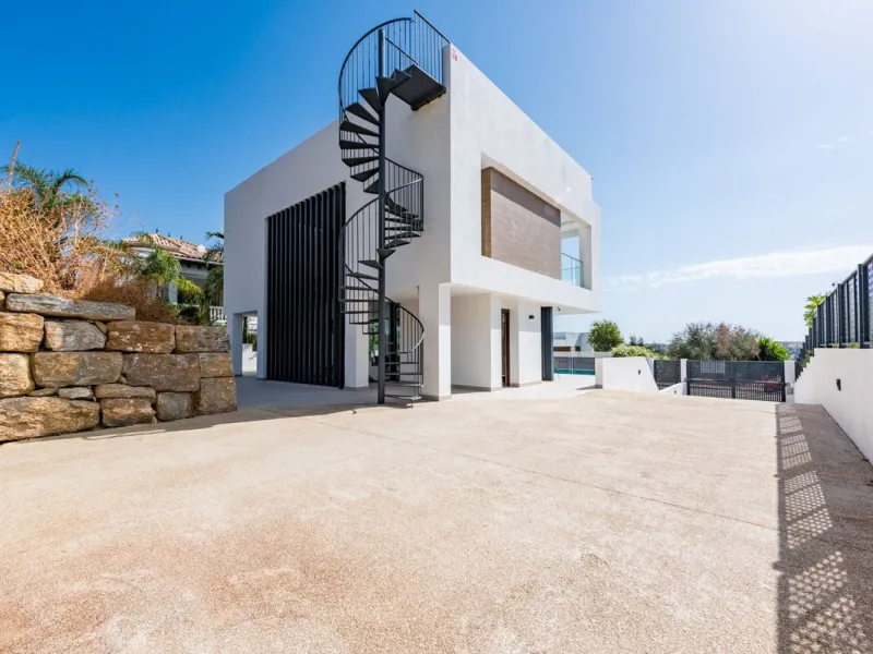 Modern Luxury Villa with Panoramic Golf and Sea Views in Estepona!