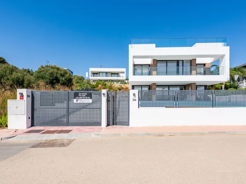 Modern Luxury Villa with Panoramic Golf and Sea Views in Estepona!