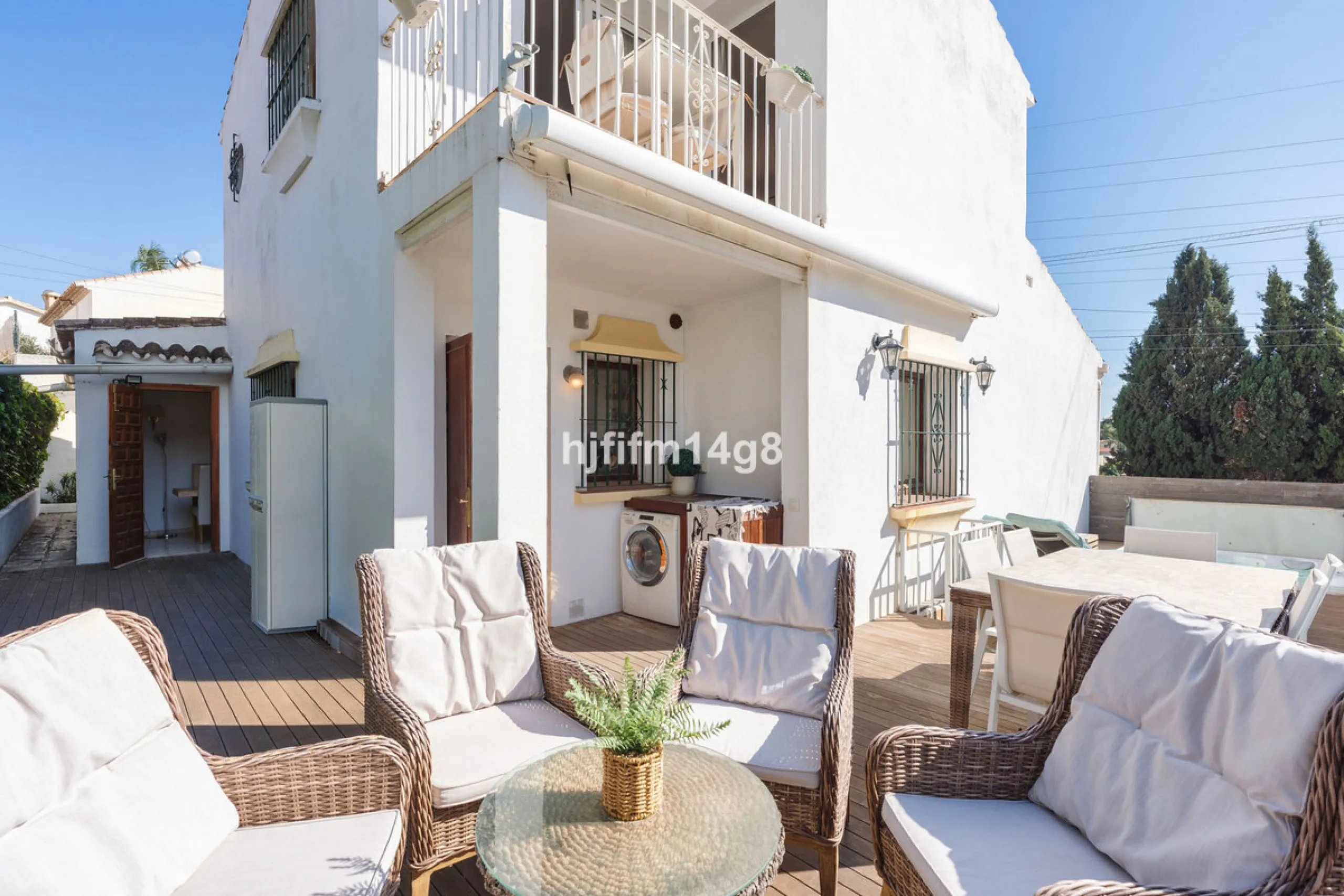 Located in the highly sought-after area of La Campana, this charming 4-bedroom villa offers an exceptional opportunity to enjoy comfortable living in one of the most convenient and well-connected parts of Nueva Andalucía, just minutes from the vibrant lif