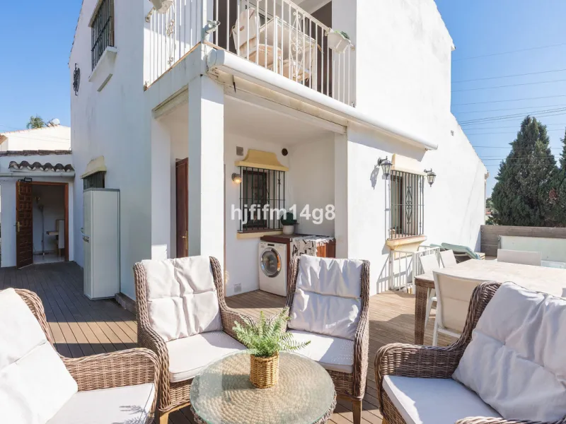 Located in the highly sought-after area of La Campana, this charming 4-bedroom villa offers an exceptional opportunity to enjoy comfortable living in one of the most convenient and well-connected parts of Nueva Andalucía, just minutes from the vibrant lif