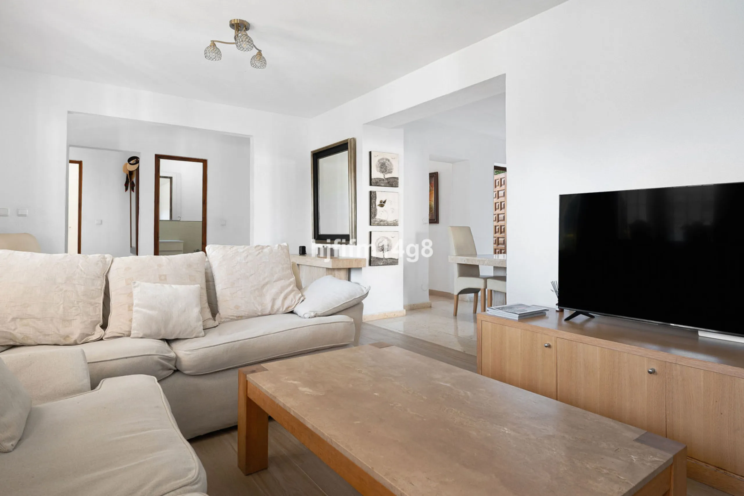 Located in the highly sought-after area of La Campana, this charming 4-bedroom villa offers an exceptional opportunity to enjoy comfortable living in one of the most convenient and well-connected parts of Nueva Andalucía, just minutes from the vibrant lif