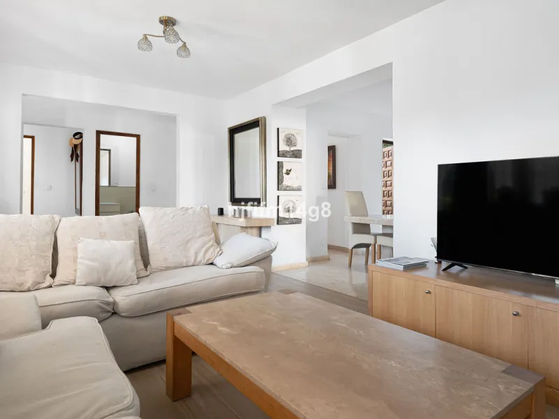 Located in the highly sought-after area of La Campana, this charming 4-bedroom villa offers an exceptional opportunity to enjoy comfortable living in one of the most convenient and well-connected parts of Nueva Andalucía, just minutes from the vibrant lif