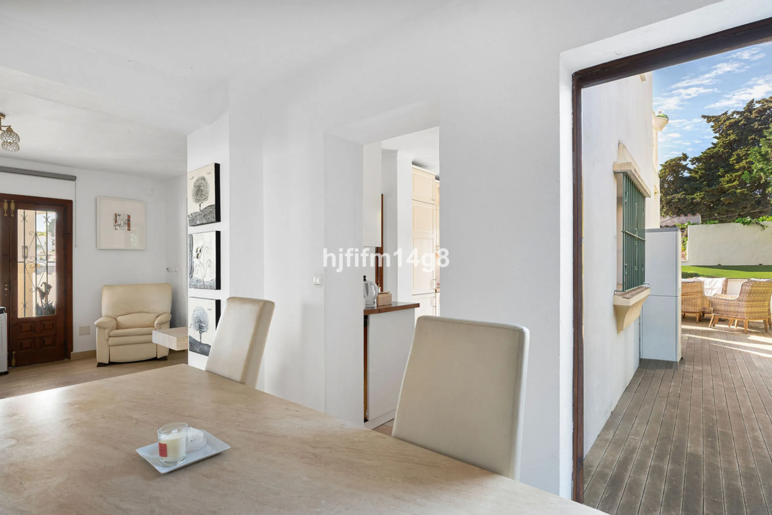 Located in the highly sought-after area of La Campana, this charming 4-bedroom villa offers an exceptional opportunity to enjoy comfortable living in one of the most convenient and well-connected parts of Nueva Andalucía, just minutes from the vibrant lif