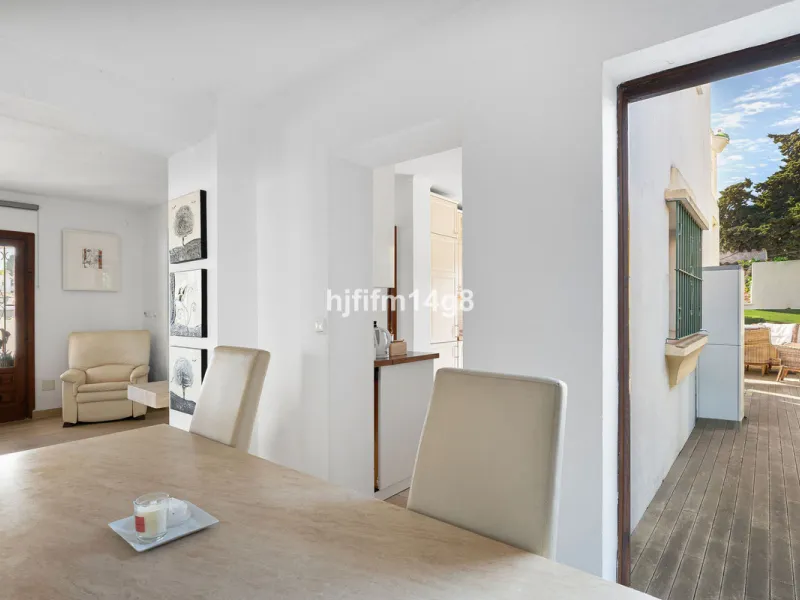 Located in the highly sought-after area of La Campana, this charming 4-bedroom villa offers an exceptional opportunity to enjoy comfortable living in one of the most convenient and well-connected parts of Nueva Andalucía, just minutes from the vibrant lif