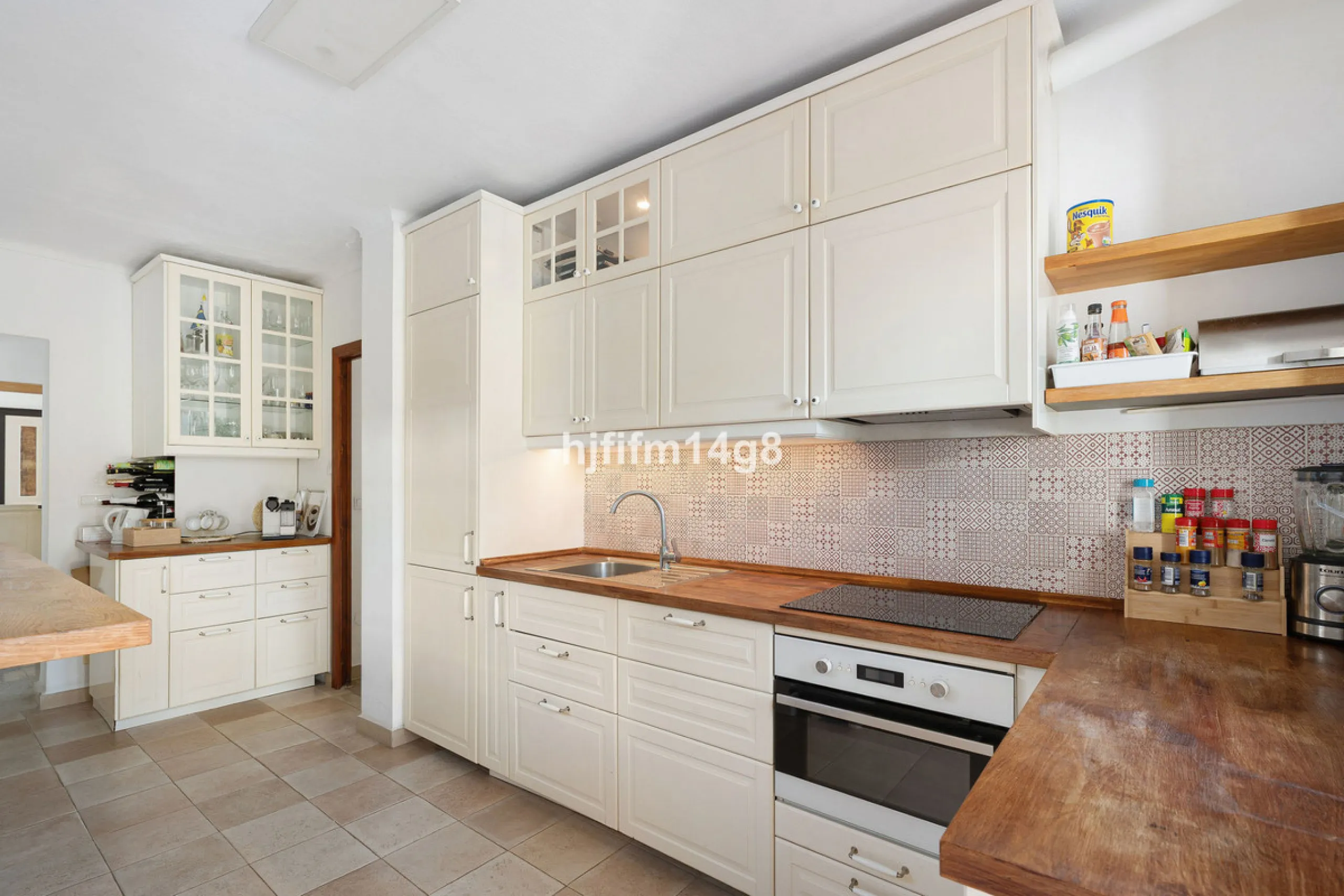 Located in the highly sought-after area of La Campana, this charming 4-bedroom villa offers an exceptional opportunity to enjoy comfortable living in one of the most convenient and well-connected parts of Nueva Andalucía, just minutes from the vibrant lif