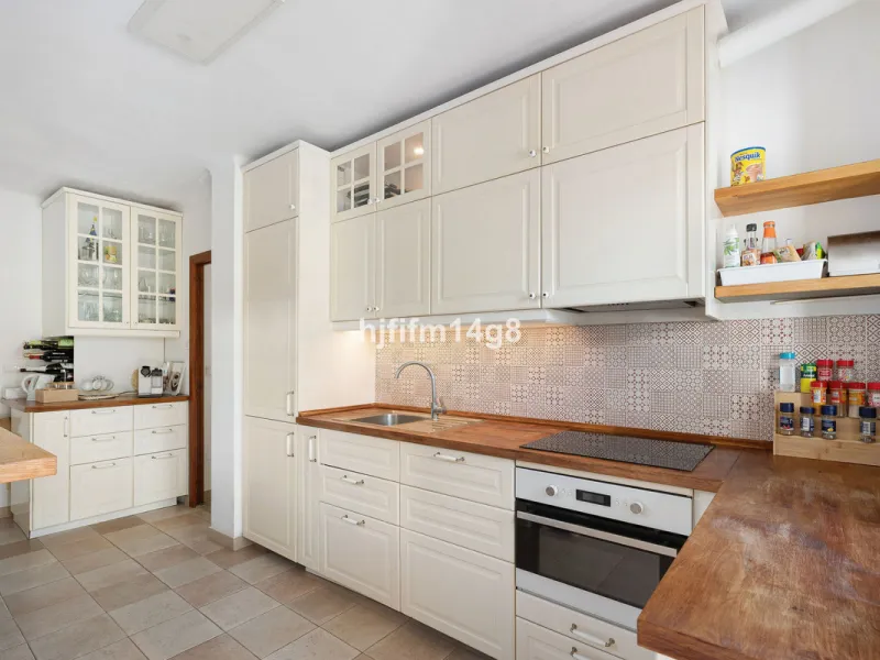 Located in the highly sought-after area of La Campana, this charming 4-bedroom villa offers an exceptional opportunity to enjoy comfortable living in one of the most convenient and well-connected parts of Nueva Andalucía, just minutes from the vibrant lif