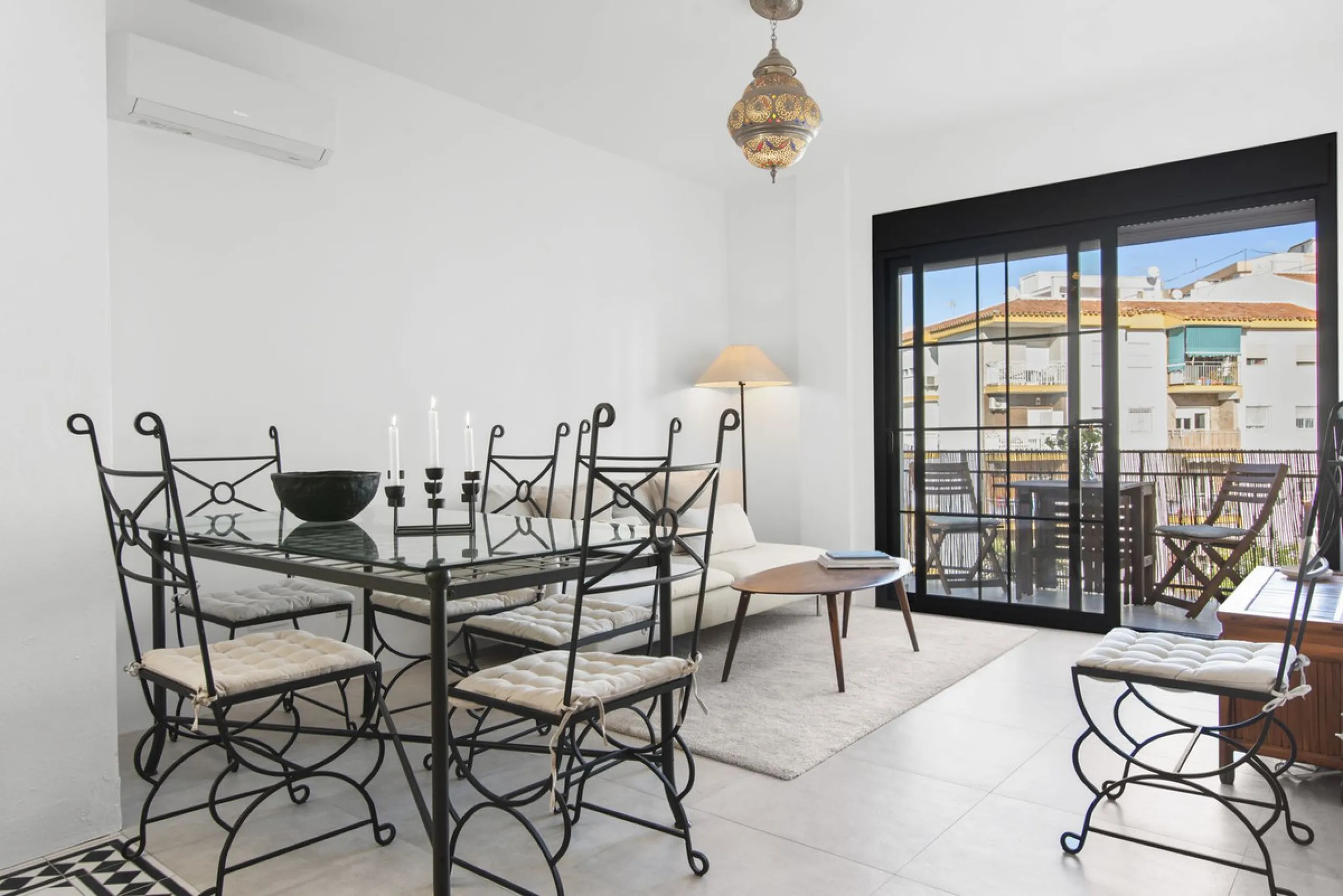 Apartment - Middle Floor Apartment в продаже в Estepona, Málaga. В доме 3 спален и 1 ванных комнат. Площадь дома 84 м²