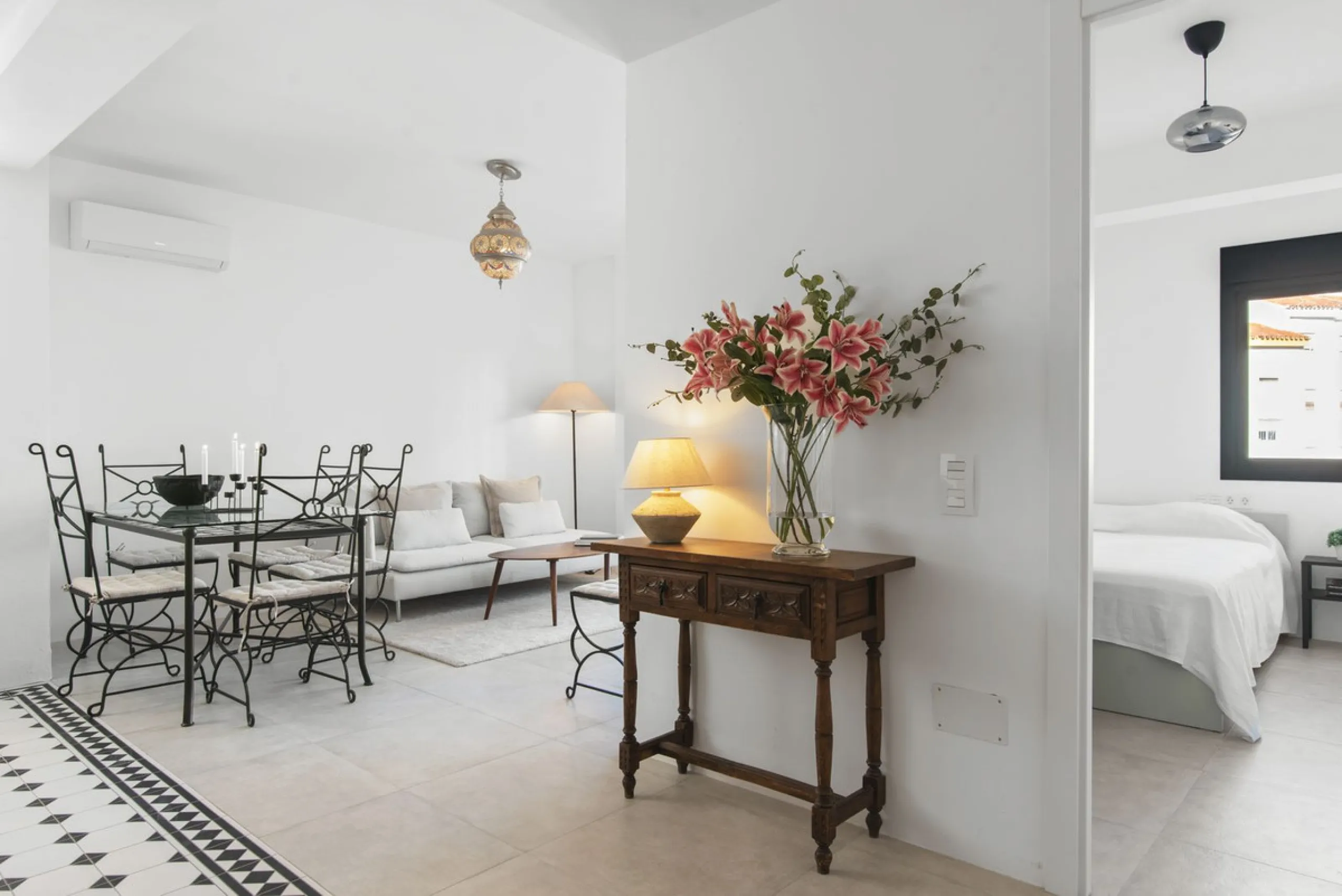 Apartment - Middle Floor Apartment в продаже в Estepona, Málaga. В доме 3 спален и 1 ванных комнат. Площадь дома 84 м²