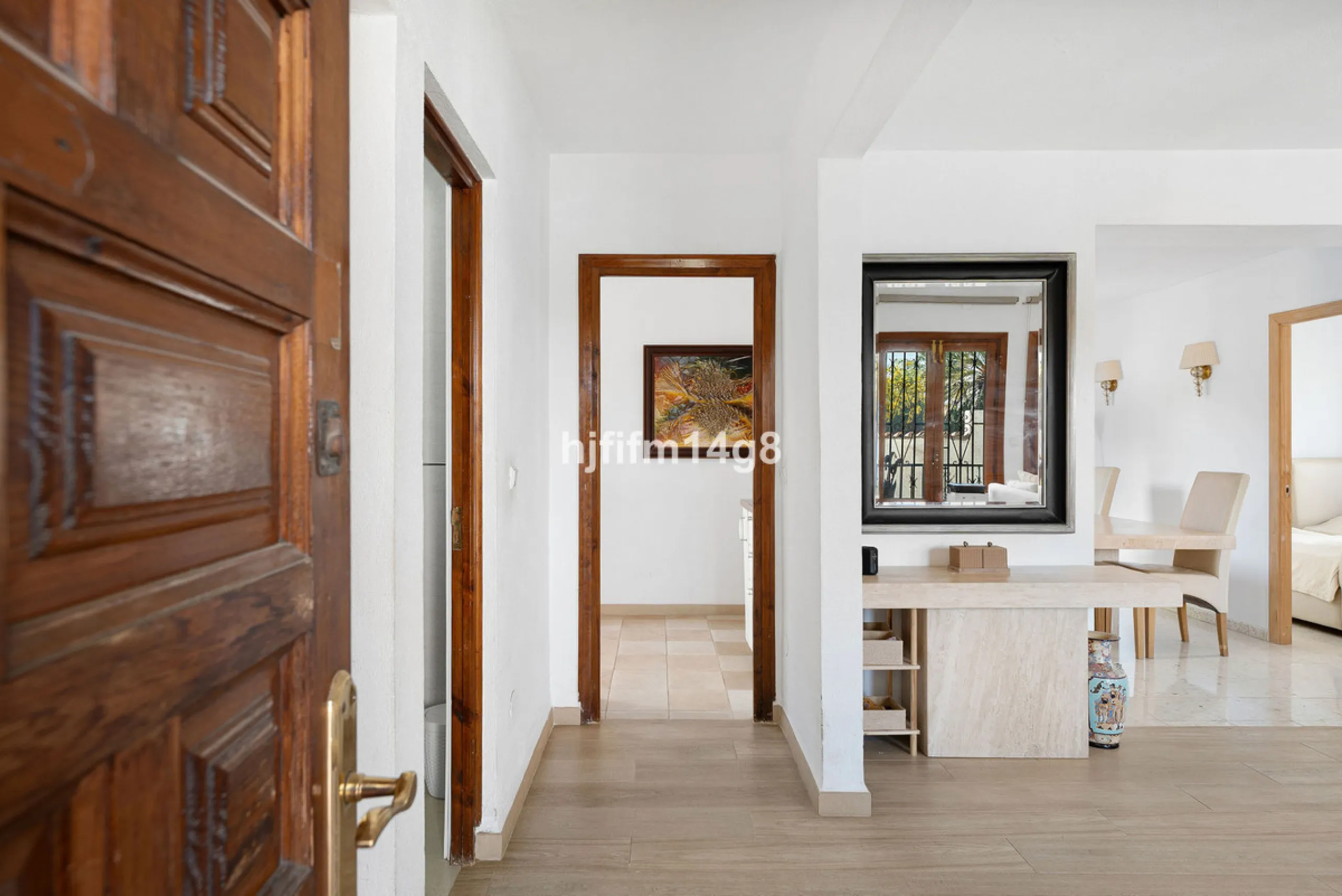 Located in the highly sought-after area of La Campana, this charming 4-bedroom villa offers an exceptional opportunity to enjoy comfortable living in one of the most convenient and well-connected parts of Nueva Andalucía, just minutes from the vibrant lif