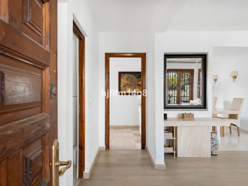 Located in the highly sought-after area of La Campana, this charming 4-bedroom villa offers an exceptional opportunity to enjoy comfortable living in one of the most convenient and well-connected parts of Nueva Andalucía, just minutes from the vibrant lif