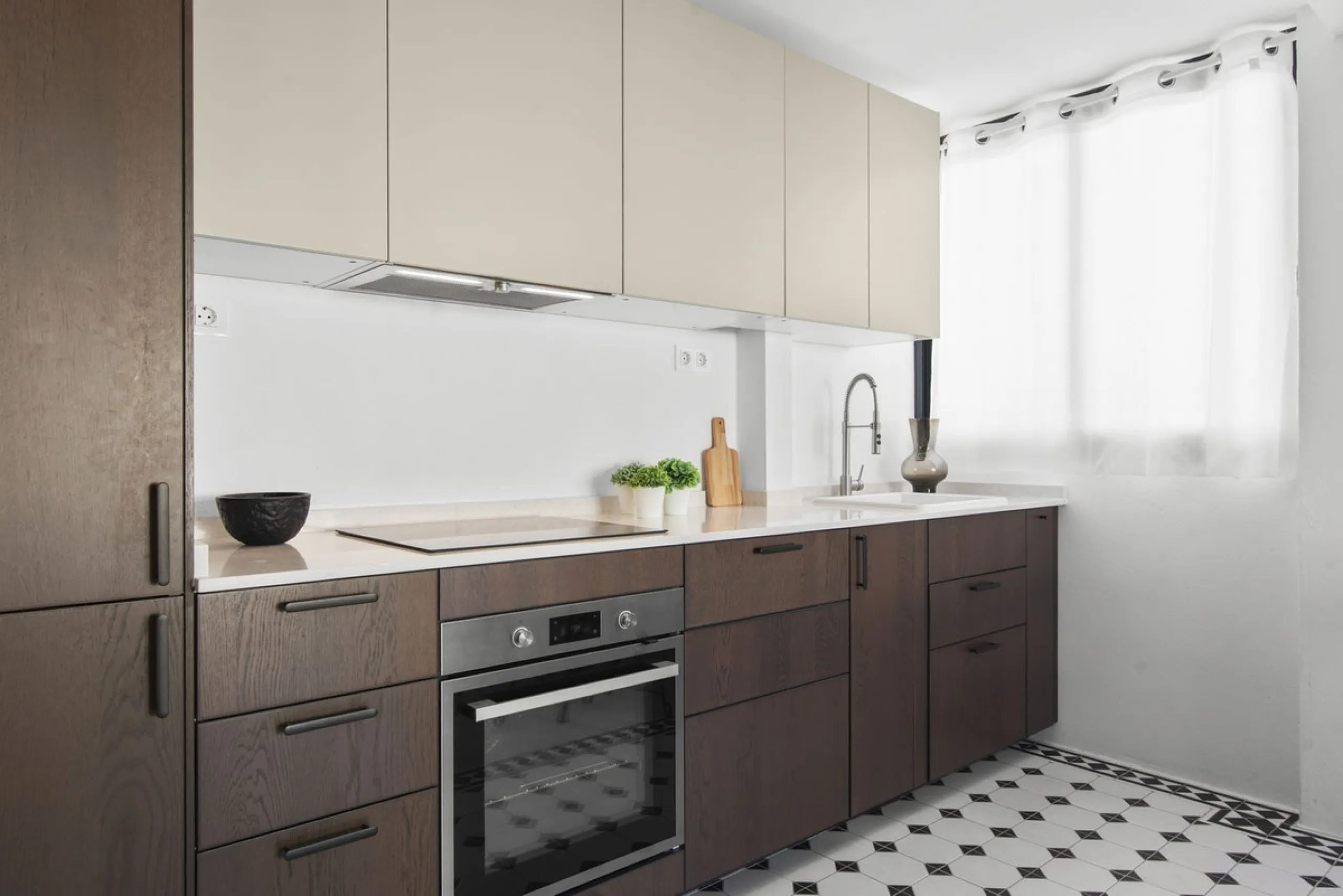 Apartment - Middle Floor Apartment в продаже в Estepona, Málaga. В доме 3 спален и 1 ванных комнат. Площадь дома 84 м²