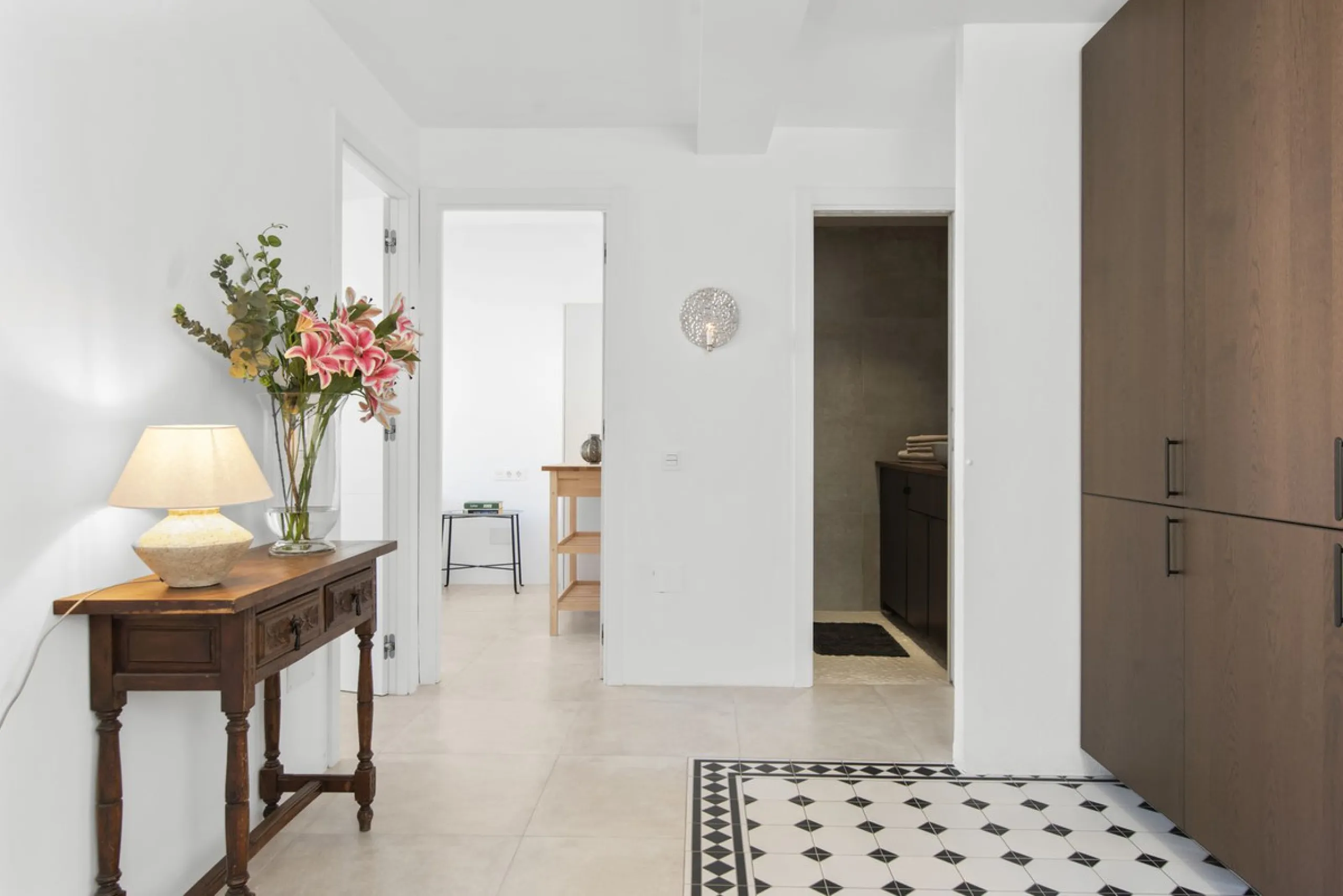 Apartment - Middle Floor Apartment в продаже в Estepona, Málaga. В доме 3 спален и 1 ванных комнат. Площадь дома 84 м²