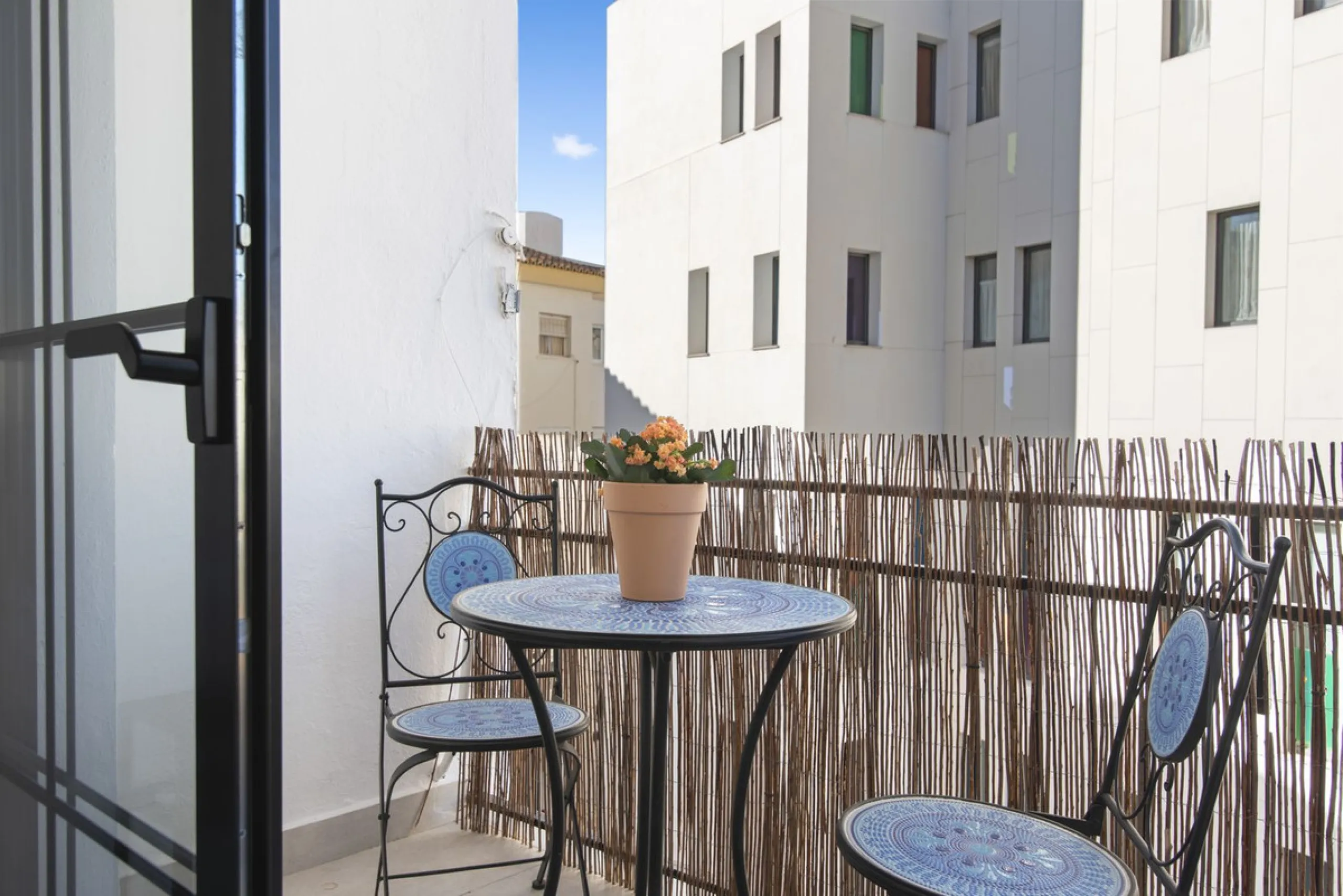 Apartment - Middle Floor Apartment в продаже в Estepona, Málaga. В доме 3 спален и 1 ванных комнат. Площадь дома 84 м²
