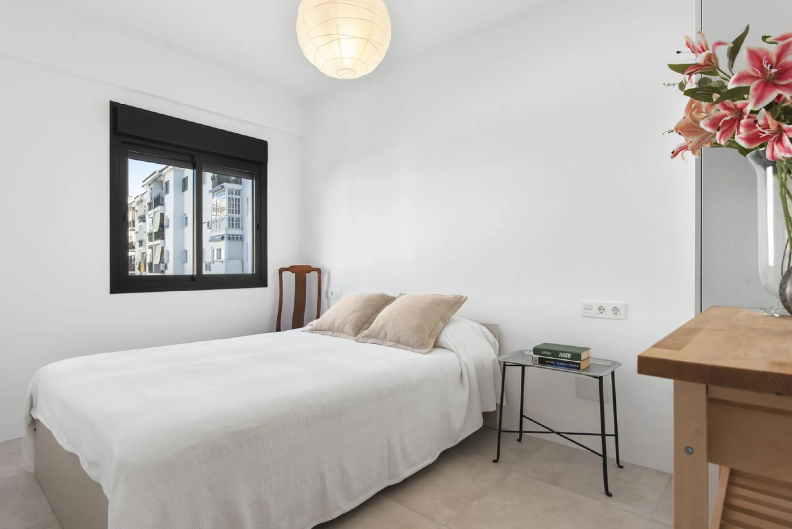 Apartment - Middle Floor Apartment в продаже в Estepona, Málaga. В доме 3 спален и 1 ванных комнат. Площадь дома 84 м²