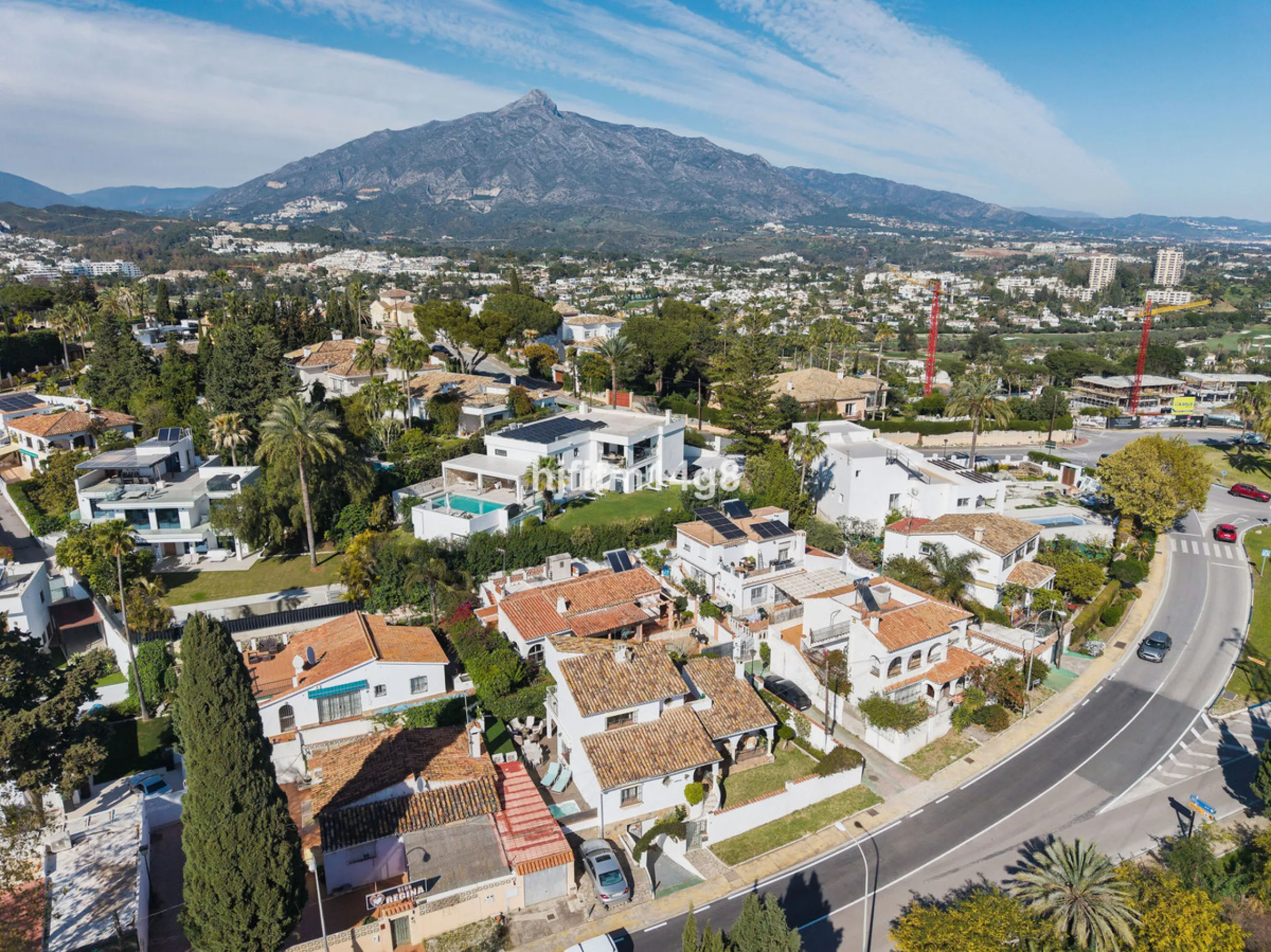 Located in the highly sought-after area of La Campana, this charming 4-bedroom villa offers an exceptional opportunity to enjoy comfortable living in one of the most convenient and well-connected parts of Nueva Andalucía, just minutes from the vibrant lif