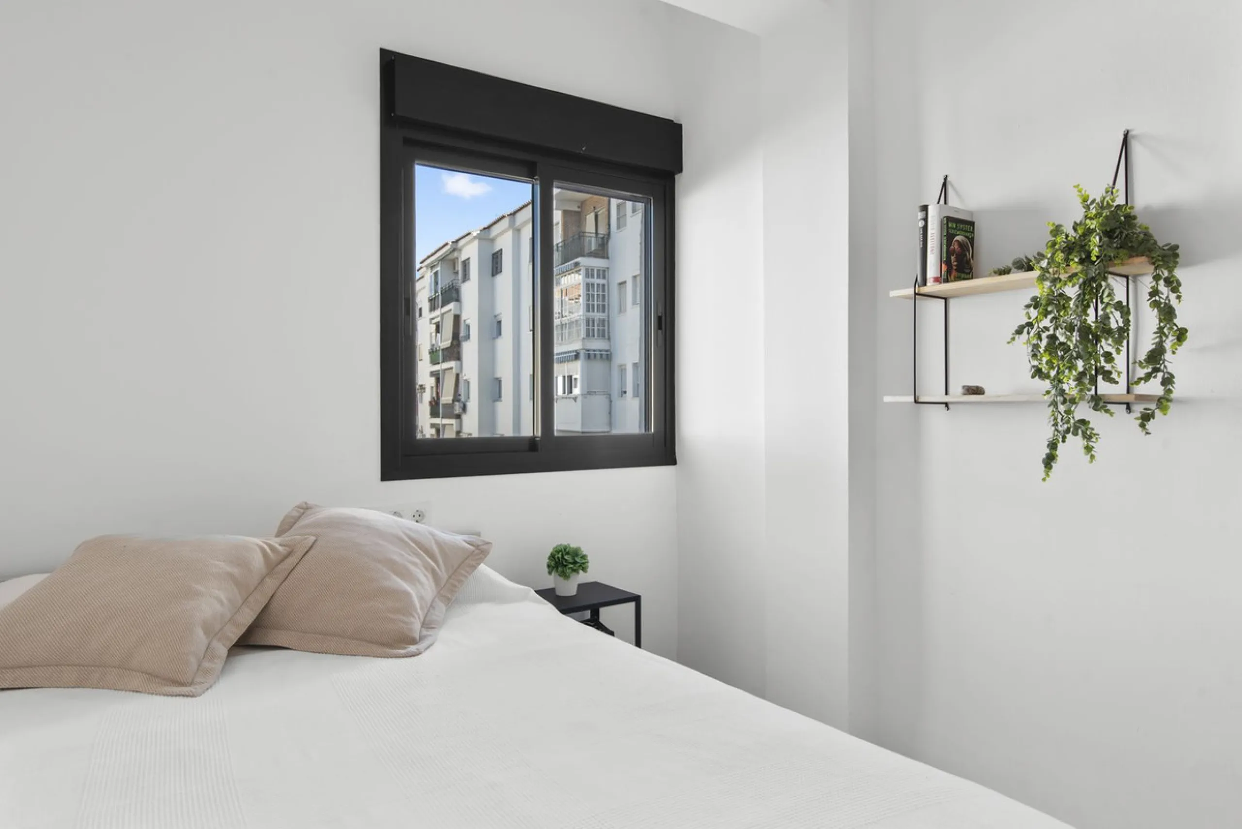 Apartment - Middle Floor Apartment в продаже в Estepona, Málaga. В доме 3 спален и 1 ванных комнат. Площадь дома 84 м²