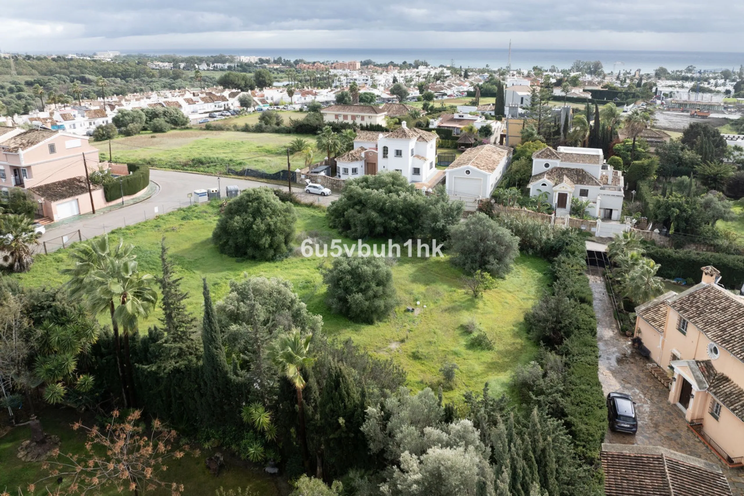 This 1,230 m² plot is located in Bel Air, one of the most sought-after residential areas in East Estepona, ideal for building a bespoke detached villa on the Costa del Sol.