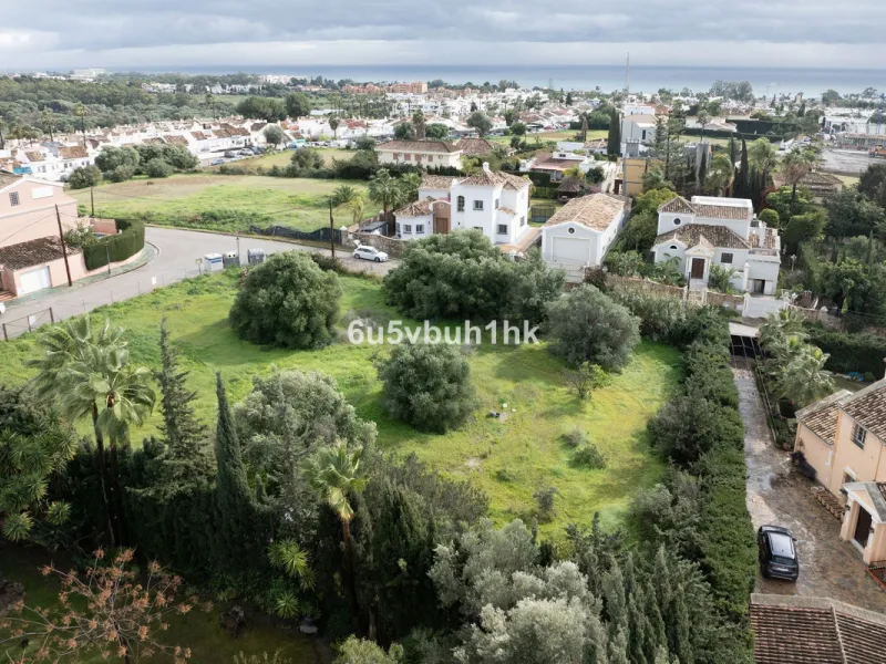 This 1,230 m² plot is located in Bel Air, one of the most sought-after residential areas in East Estepona, ideal for building a bespoke detached villa on the Costa del Sol.