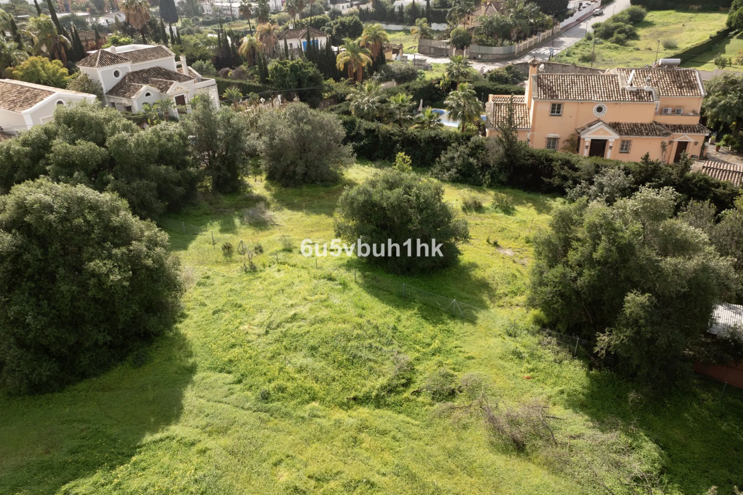 This 1,230 m² plot is located in Bel Air, one of the most sought-after residential areas in East Estepona, ideal for building a bespoke detached villa on the Costa del Sol.