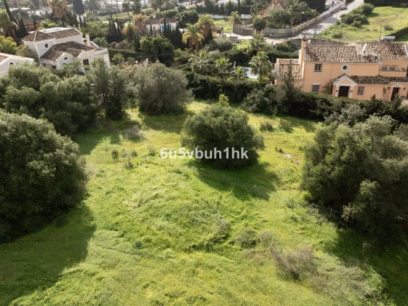 This 1,230 m² plot is located in Bel Air, one of the most sought-after residential areas in East Estepona, ideal for building a bespoke detached villa on the Costa del Sol.