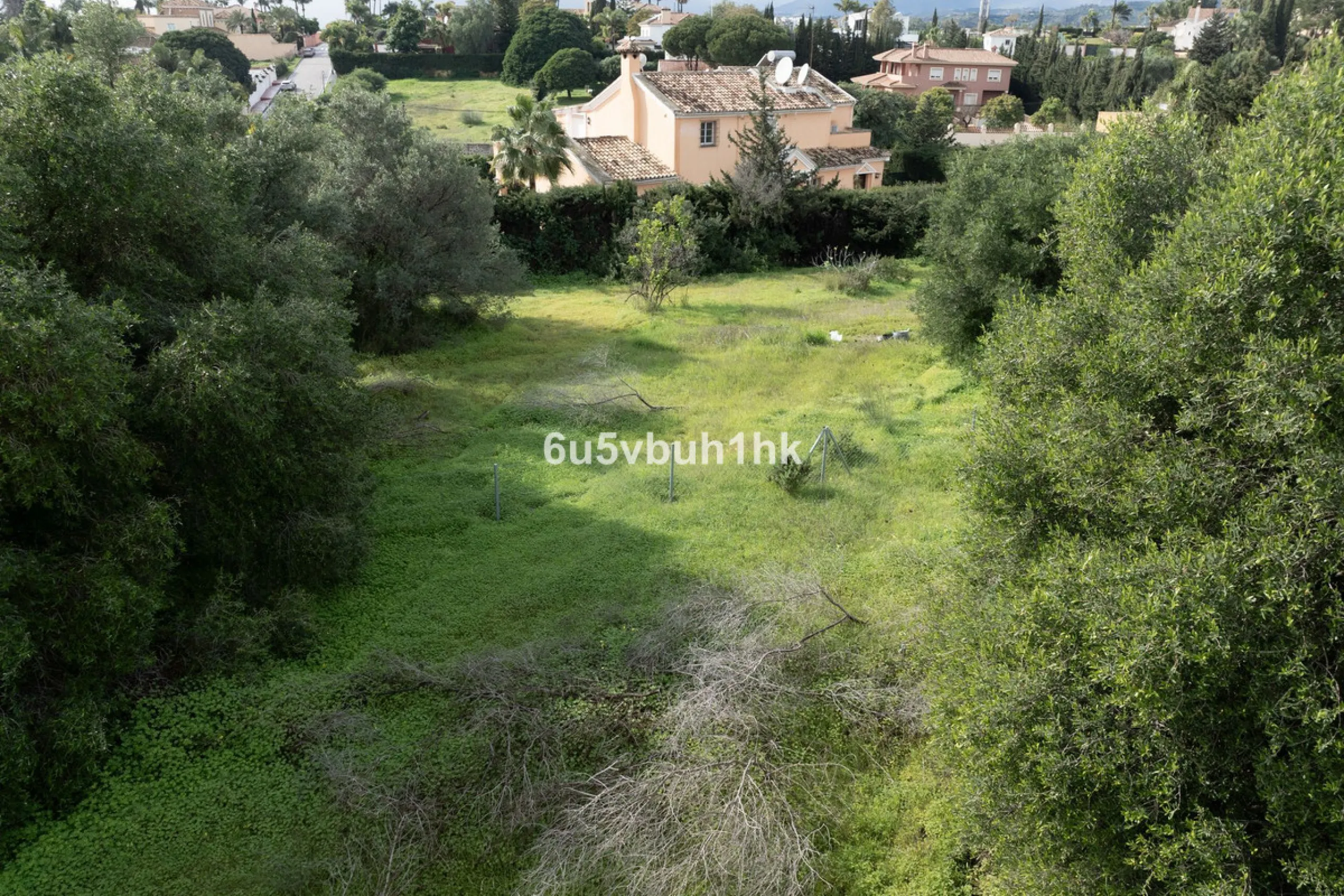 This 1,230 m² plot is located in Bel Air, one of the most sought-after residential areas in East Estepona, ideal for building a bespoke detached villa on the Costa del Sol.