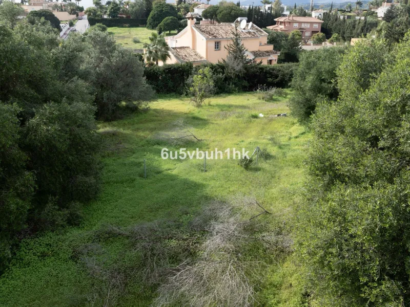 This 1,230 m² plot is located in Bel Air, one of the most sought-after residential areas in East Estepona, ideal for building a bespoke detached villa on the Costa del Sol.