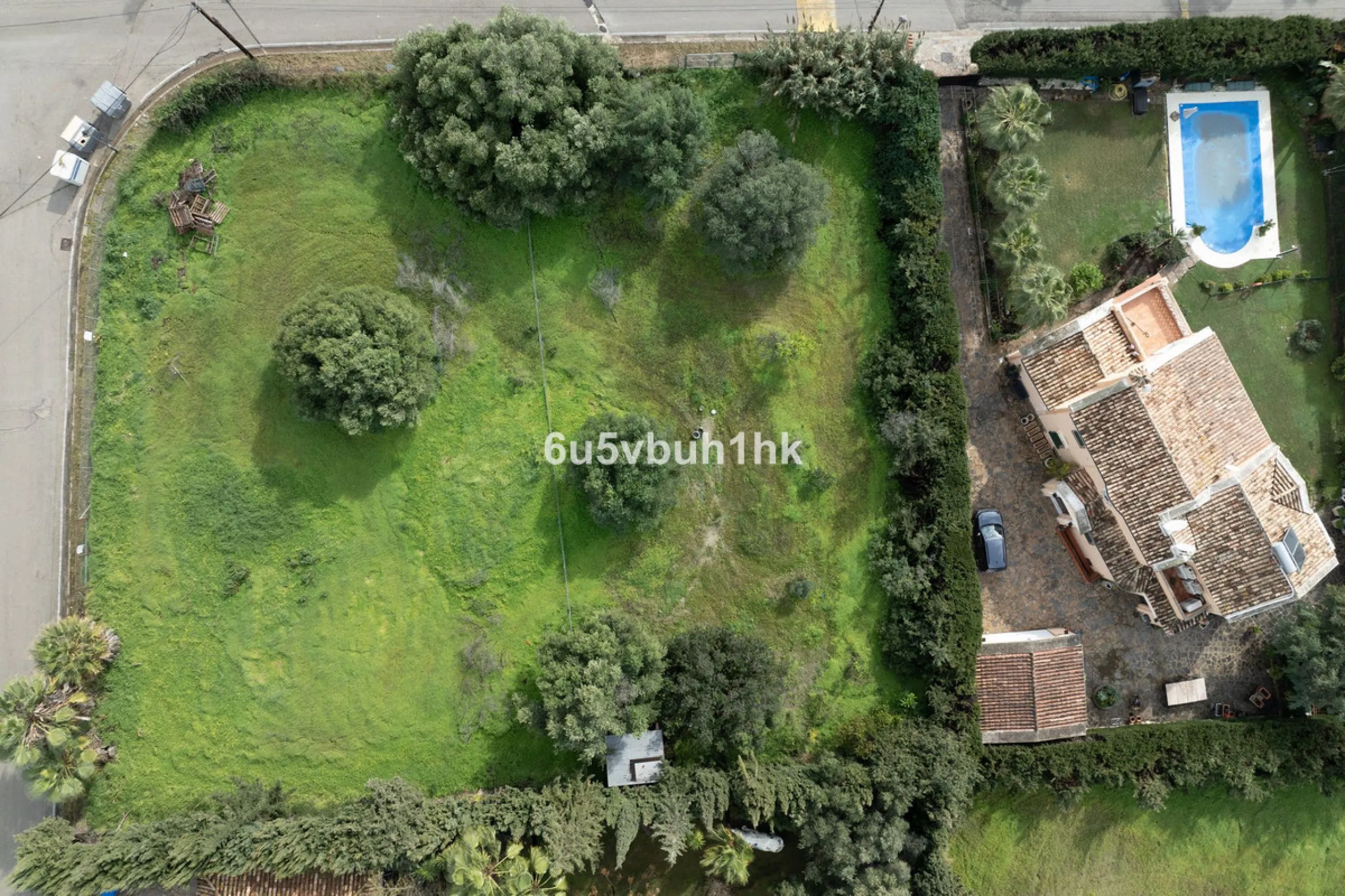 This 1,230 m² plot is located in Bel Air, one of the most sought-after residential areas in East Estepona, ideal for building a bespoke detached villa on the Costa del Sol.