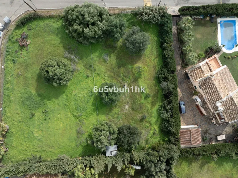 This 1,230 m² plot is located in Bel Air, one of the most sought-after residential areas in East Estepona, ideal for building a bespoke detached villa on the Costa del Sol.