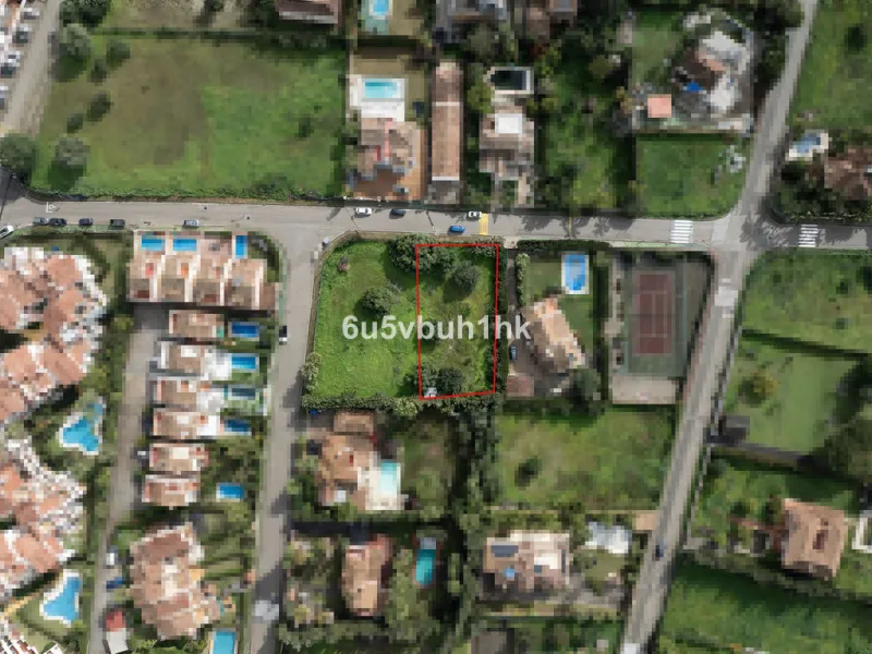 This 1,230 m² plot is located in Bel Air, one of the most sought-after residential areas in East Estepona, ideal for building a bespoke detached villa on the Costa del Sol.