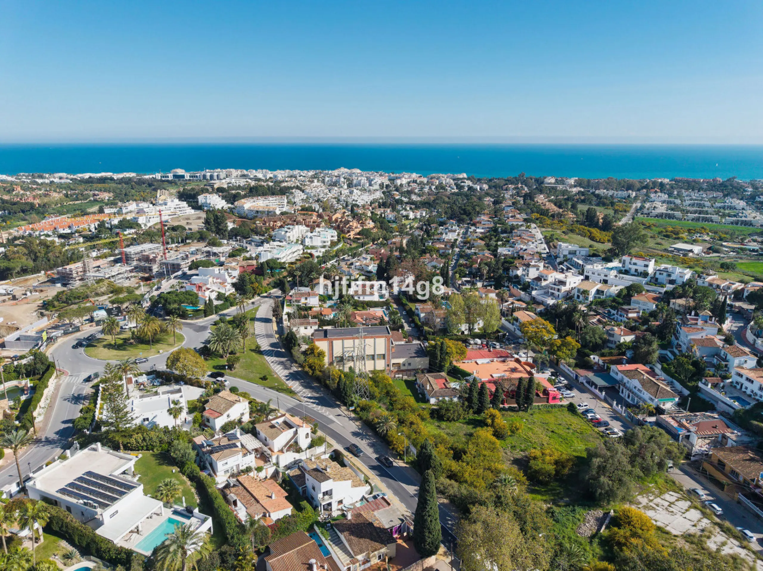 Located in the highly sought-after area of La Campana, this charming 4-bedroom villa offers an exceptional opportunity to enjoy comfortable living in one of the most convenient and well-connected parts of Nueva Andalucía, just minutes from the vibrant lif